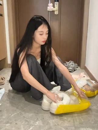 去年焊在脚上的棉鞋,今年有活动,又买了几双给家人都安排上。超级好穿又保暖又增高#棉鞋 #增高鞋 #换季清仓 #鞋子推荐 #保暖