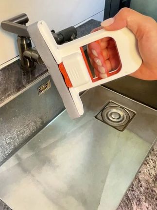家里做饭的,我建议你备一个这种小拖把。 #厨房清洁