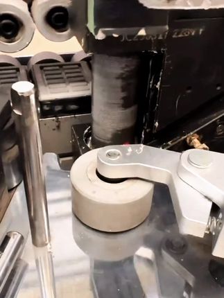 视频 PUR胶轴固化很难清理,滚花里全是残胶,可以试试这款PUR胶轴清洗皂,操作简单,机器转动,清洗皂上下移动,待皂液挥发干净再进行封边,用过的都说好#全屋定制 #胶轴清洗皂 #涂胶轴怎么清理 #pur封边 #全屋定制