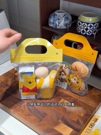 带手提的密封袋真的太方便好用了!装点早餐水果提着就走,密封性还特别好,三个规格用处实在太多了!#密封保鲜袋 #收纳袋 #手提密封袋 #早餐袋 #易优家 Z