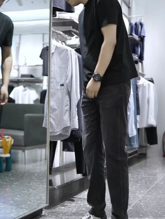 夏季焕新,时尚来袭。2025年夏季新款复古牛仔裤,带你穿越时光,邂逅经典魅力。#百搭牛仔裤 #男士牛仔裤 #男士牛仔裤 #利郎冰感牛仔裤