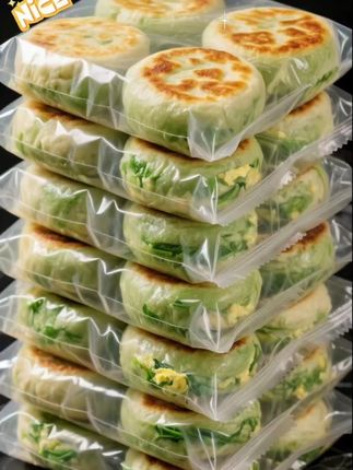 家人们,挖到宝啦!5分钟就能搞定的早餐! 这款韭菜鸡蛋馅饼胚 皮薄馅足 外酥里嫩 韭菜的鲜香搭配鸡蛋的滑嫩,包裹在轻薄透亮的面皮中,咬下去咔嚓作响,内里却柔软多汁~ 吃的时候无需解冻 直接放平底锅里刷油 煎至两面金黄就可以开吃啦!配豆浆、粥品都绝搭,懒人必备的元气美味~趁着活动还在赶紧去囤几单 #在家做美食 #美食 #每日分享 #韭菜鸡蛋馅饼做法 #大人小孩都爱吃