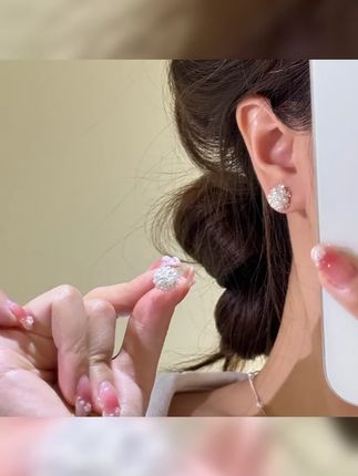 上耳一整个精致到的小光珠耳钉,不怕水不怕汗,日常通勤都可以戴 #饰品 #时尚饰品 #小米珠珠耳钉