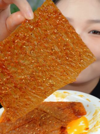 谁能拒绝这口纯辣大辣片! #零食推荐 #吃货必备 #追剧小零食 #童年大辣片