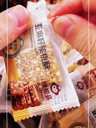 #亚麻籽核桃酥 配料表干净,没有添加蔗糖,用亚麻籽,核桃,花生仁等一些粗粮坚果制作而成,口感酥酥脆脆的,满满的粗粮坚果香,巨香巨好吃#粗粮 #又香又酥又脆 #妈呀太香了 #零食推荐
