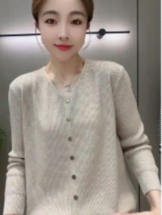 秋天这种百搭款休闲针织衫是必不可少的, 既能单穿又能当内搭 #记录真实生活 #日常vlog #针织衫 #秋冬穿搭 #打底衫