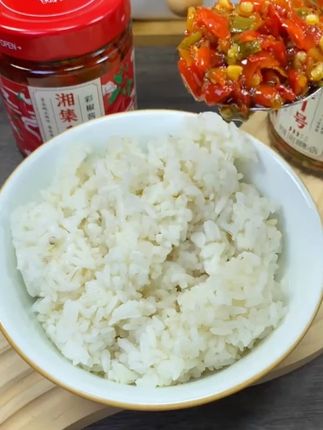 天气太热吃饭没有胃口,试试这个湘集一号的彩色剁椒酱,香辣开胃,拌饭拌面配粥都嘎嘎好吃下饭#下饭神器