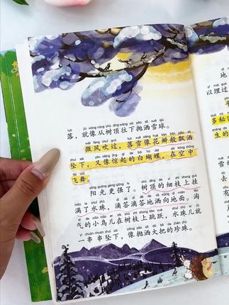 家有娃的宝爸宝妈们注意啦~强烈建议三年级前让孩子读完这套中国获奖作家精选儿童文学作品集!金波、张秋生等名家的经典故事齐聚其中,文字极具感染力,还带有彩图和注音,低年级孩子读起来毫无压力。孩子读这些获奖佳作,不仅会被有趣的情节吸引,逐渐爱上阅读,还能跟着名家学习写作技巧,激发想象力,为日后写作文打下坚实基础~#好书分享 #课外阅读 #童书推荐 #童书推荐 #学习用品 #好书分享