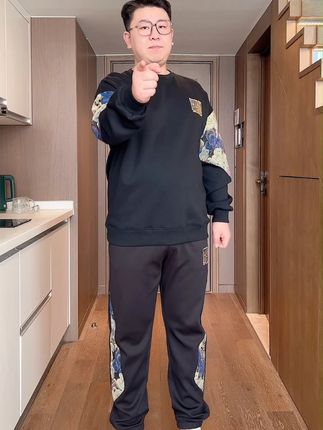 一穿就上瘾的新中式卫衣套装,可惜都是胖男生的,一整套100左右!#卫衣 #卫衣穿搭 #新中式 #国风 @抖音小助手