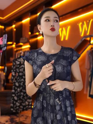 【赫尔温】设计款牛仔蓝,,时尚收腰显瘦连衣裙DHZFF52305,,,#爆款热卖中 #连衣裙 #收腰显瘦 #高级感穿搭