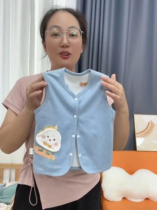 宝宝马甲穿搭 真是挖到宝了,这个价给宝宝入了一件超实用的小马甲,还是双面都能穿的款式,纯棉无骨小宝宝放心穿,保暖还不臃肿#婴幼儿服饰#萌娃穿搭#高品质童装#宝宝马甲#坎肩