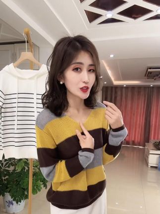条纹慵懒风~美拉德色系秋季新款V领长袖针织衫宽松撞色精纺羊毛 #谁穿谁好看 #显瘦遮肉 #洋气减龄 #面料舒适透气 #减龄穿搭