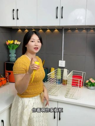 可自由伸缩的挂篮,哪里需要挂哪里,加厚的碳钢材质结实耐用,各种锅具脸盆,水杯碗碟,都能收纳!节省空间还方便拿取#伸缩置物架 #小挂篮 #厨房好物 #收纳整理