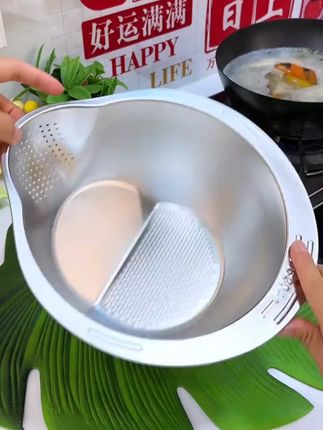 我也是第一次见这种可以切菜的不锈钢盆,它自带的这个刨丝器真的太牛了!不管是萝卜、黄瓜还是胡萝卜,都能很轻松地切成丝,而且正反推拉都能用,效率特别高。它的网眼很细腻,用来淘米洗菜也超方便,还可以把切好的菜直接放进去焯水,一物多用真的太实用了!#不锈钢刨丝盆 #刨丝盆 #凉拌盆 #不锈钢刨丝盆 #洗菜盆