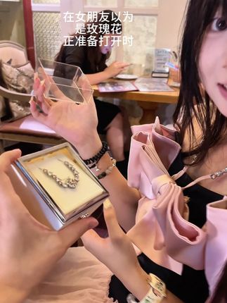 爱你的人总是不厌其烦的给你制造惊喜 把礼物放进惊喜盒子里真的会被惊喜到!!#惊喜盒子#恋爱礼物鹿小鹿#情侣日常