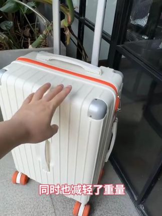 多功能大容量行李箱万向轮男女密码登机箱拉杆箱旅行箱子加厚 采用轻质高抗压材料,保证了箱子的牢固性,同时也减轻了重量,方便携带出行。顺滑拉杆设计,抽拉自如不卡顿,满足不同身高人群需求。底部带有双排万向轮,轻松旋转推拉更省力。内部空间超大,可以放置更多物品,满足男女通用的需求。#行李箱 #旅行拉杆箱 #行李箱推荐 #行李箱厂家 #行李箱生产厂家