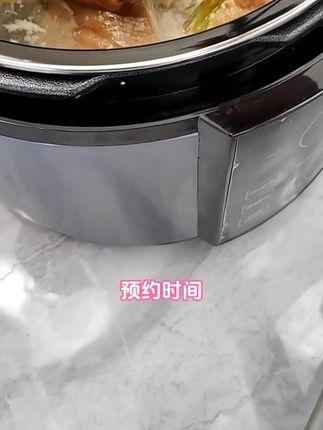 这个电压力锅它是大屏的面板设计,而且还是单键单控的, 操作简单,老人也能轻松上手。它可以开盖收汁,还原明火的烹饪效果。并且还可以24小时提前预约时间,随时都可以吃到热腾腾的美食。内胆是不粘锅的设计,清洗也很方便。价格便宜,质量好。喜欢的朋友们赶快点击视频下方链接把它带回家吧!工厂直销,生产厂家批发。#电高压锅 #电高压锅推荐 #电高压锅饭煲 #高压锅推荐 #高压锅厂家