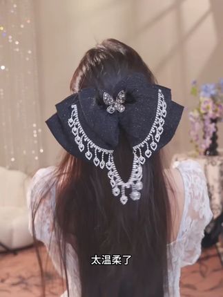 提升秋冬贵气感的弹簧云朵夹  一夹一个高级贵气  超有氛围感#发饰头饰 #发型教程 #新款上新 #抓夹用法