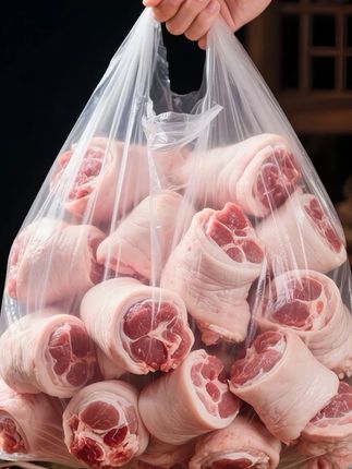 帮我生成图片:高清摄影,正面拍摄,用手拎着一个很大的透明食品塑料袋子,袋子里不规则的堆叠摆放着50多个大的肉很多很大的白白嫩嫩鲜猪肘,每个猪脚圈猪肘表面光滑粉嫩细腻真实,纹理清晰,清晰可见切面的肉质鲜美细嫩,,肉质嫩红,每个里面肉全是精品瘦肉能清晰看见里面的肉很厚很多,看起来很有食欲,背景是暗色系木质风格厨房,桌子上有大料辣椒作为点缀。比例 9:16。
