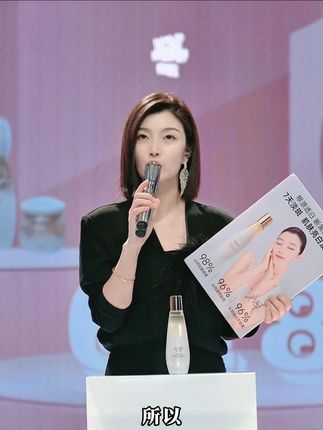 小曼用了一年八个月的时间打造了一个非常爆的护肤水,它就是美白祛斑水,首发第一场瞬间空了#漠小曼音乐现场#漠小曼品牌#冷漠杨小曼#美白 #美白淡斑