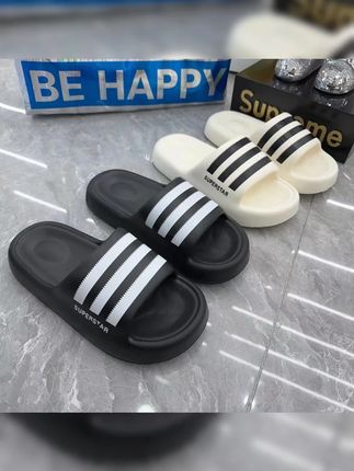 特大号36-49码情侣款三道杠厚底EVA情侣凉拖鞋网红时尚 姐妹们,你们要的经典三道杠情侣款#防滑耐磨 #夏季凉拖 来了,洗衣做饭 洗澡能穿,外出能穿,轻便舒适#软底软面穿上超舒服 #便宜又好穿 #夏季新款 #防滑拖鞋推荐 #拖鞋