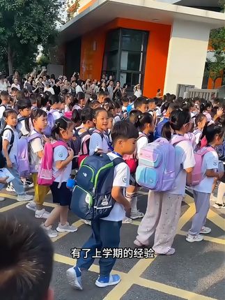 今年我可学聪明了,提前给孩子准备了德佑家卡皮巴拉便携装湿巾带去学校用。吃完饭擦嘴擦手都很合适!一包20抽带出门就刚刚好!趁划算快冲#宝宝湿巾#带娃出#婴儿手口湿巾 #出门必备 #德佑湿巾