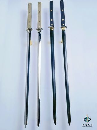 一体龙骨手柄战术剑速7战术练习剑双手剑k鞘G10手柄未开刃 速7战术剑  全长:107cm            除鞘长:105cm  刃长:77cm              柄长:28cm  刃厚:0.6cm             刃宽:3cm  总重:1546g             除鞘重:1240g  重心在护手前面5cm位置 刀鞘:k鞘耐造耐磨防水防摔抗造能耐优秀 户外携带超安心 手柄:采用g10材质,高耐磨性高硬度,整体采用一体龙骨外露设计手柄(不锈),并抛镜面,四颗铆钉贯彻,四重保障,马赛克大铆钉简约大气,首颗铆钉可在黑夜区分正反面。 刀盘:不锈钢CNC精雕抛镜面 刀夹:纯铜抛镜面太极弧度设计 刀身:刀身采用弹簧钢热处理高硬度高韧性并做 黑色涂层(镜面抛光)两种,绝对配重,手感舒适,线条简约大气,提升美观。 #战术剑 #练习剑 #非遗有好物