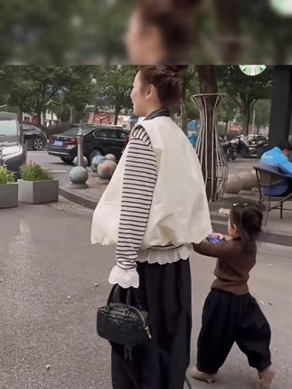 2025春秋超火!蕾丝拼接三件套网红套装来袭 #条纹打底套装 #蕾丝拼接套装 #网红半身裙套装 #休闲马甲套装 #2025春秋套装