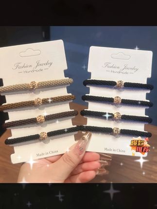 高弹力麻花皮筋!加粗耐用不伤发,高马尾百搭超实用 扎高马尾总松、皮筋易断还伤发?这款简约麻花皮筋太可!高弹力不勒头,加粗设计超耐用,反复拉扯不易坏,戴久不伤发,搭配高马尾或日常造型都百搭,女生必备!#高弹力麻花皮筋 #加粗耐用头绳 #不伤发高马尾发绳 #百搭头饰发绳 #简约皮套头饰