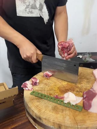 都说锻打菜刀好,今天给你们测试一下 #菜刀 #锻打菜刀 #斩切两用刀