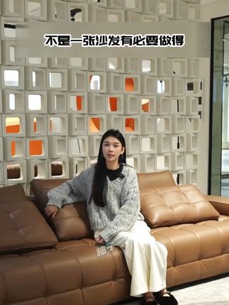 不是一张沙发有必要做得这么好吗?劳伦斯沙发就是这样 360° 全是头层混皮靠包,高级羽绒坐垫填充,坐感超棒。45D 高密度回弹海绵框架,底座是俄罗斯进口全实木的,扎实又耐用,这品质真让人惊喜,值得拥有! #沙发 #家居好物推荐 #狄普劳伦斯真皮沙发 #全真皮沙发 #头层牛皮沙发