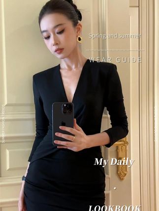 裁一2025新品弹力针织V领女人味短连衣裙 #ootd穿搭 #连衣裙 #轻奢女装 #今日穿搭look #高定时装