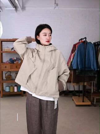 无色无味早秋外套女25新款上衣短款连帽休闲风衣设计感简约夹克 早秋穿什么不臃肿?这件短款连帽夹克直接锁死!无色无味的质感超高级,贴肤穿也舒服,设计感都在细节里,不会太夸张但又很显品味,日常通勤、出门玩都能搭,2025 新款上身真的爱了~