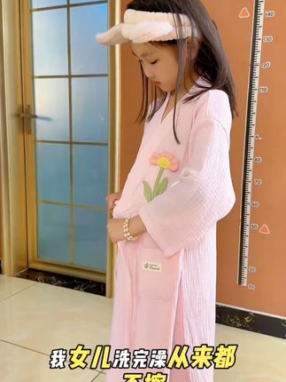 我女儿洗完澡从来不擦,直接穿这个#儿童浴袍 就出来了,很方便吸水性强不掉毛,卡通造型很可爱,孩子很喜欢#卡通浴袍