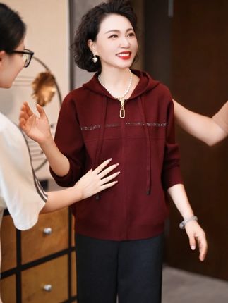 时光会老,容颜易逝。你带我长大,我陪你变老 #时尚妈妈装#中老年女装#胖瘦都能穿#秋季新款