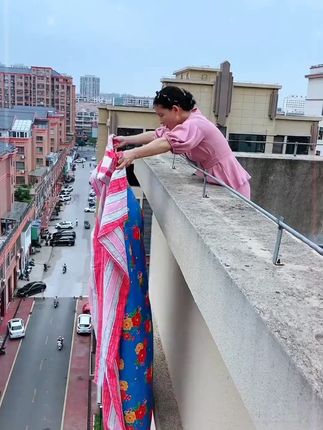 阳台小床单不好晾晒的,这款#螺旋衣架 一定要试试,晾的快还不打皱#晒床单 #旋转衣架