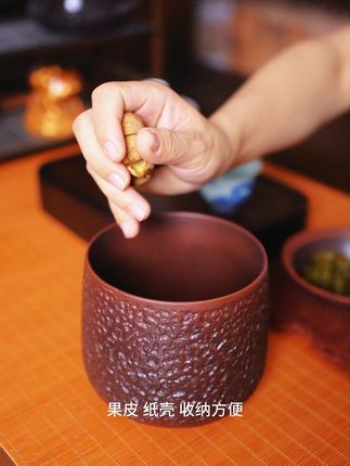 茶桌太乱!爱喝茶的宝子看过来。云南紫陶建水,也叫茶渣缸。 茶桌太乱!爱喝茶的宝子看过来。云南紫陶建水,也叫茶渣缸。纹理独特,质感拉满,茶子滤孔,做到茶水分离。超大容量,果皮 纸壳 收纳方便。带盖 ,还能隔离味道。给茶席添份雅致,喝茶仪式感拿捏。戳我带走,让茶渣收纳变精致!#茶文化 #茶具 #召唤茶友 #茶器之美