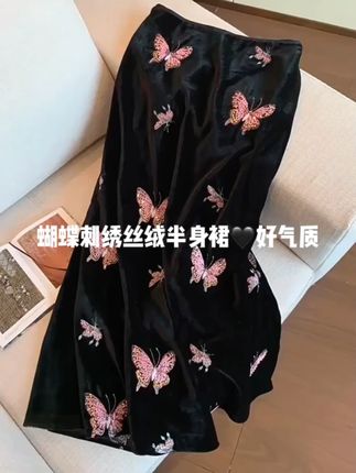 国风丝绒鱼尾裙,优雅显瘦新中式 ✨秋冬新宠·国风优雅来袭!这款黑色新中式丝绒半身裙,融合传统刺绣与现代剪裁,尽显东方韵味。精致蝴蝶钉珠刺绣点缀裙摆,细节之处彰显高贵气质;高质感丝绒面料柔软舒适,保暖又显瘦。鱼尾版型巧妙修饰身形,凸显迷人曲线。无论是日常穿搭还是节日聚会,都能让你脱颖而出。国风设计不挑年龄,尽显成熟魅力,是秋冬衣橱不可错过的气质之选!