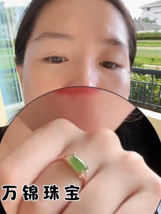 ✨这个戒指你拍不到,你就等着拍大腿吧,真的会后悔的,这是正儿八经的俄罗斯碧玉苹果绿,阳绿阳绿的颜色,相信姐妹们会特别喜欢的#万锦珠宝 #和田玉碧玉 #珠宝玉石 #戒指