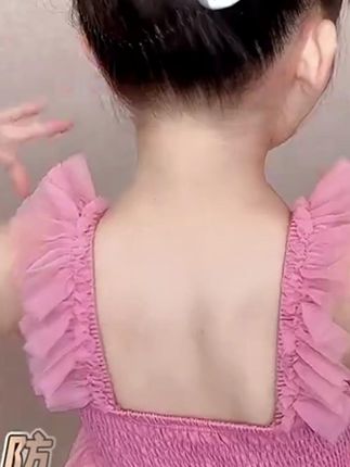 姐妹们!宝宝的碎发一出汗总是贴在脖子上,来看看这个! 妈妈们快看过来啦!这款隐形插梳不仅好看而且使用方便,夏天再也不用操心宝宝的碎发问题啦!!#头饰发饰 #儿童碎发神器 #儿童头饰发饰