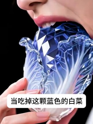 像用稀释的蓝莓汁染过的冰层,冷冽里带着甜。 #美瞳 #美瞳种草 #美少女安利