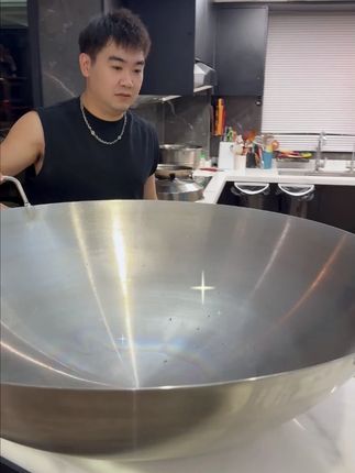 嘉之派自己做的潮汕卤鸭掌,用上好的水和酱油腌制,微微的辣,平时出游路上,吃了就不想停