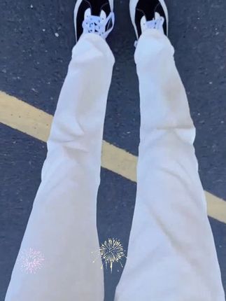 家人们,谁懂啊!2025秋季的这条Cleanfit显瘦白色牛仔裤男款简直封神!它是欧若风的,修身弹力直筒长裤的版型,完美修饰腿型,让你瞬间拥有大长腿。而且超百搭,无论是搭配简约T恤还是时尚衬衫,都能轻松打造出潮流感。质量也超棒,弹力十足,穿着舒适又自在。宝子们,冲就对了!#Cleanfit #白色牛仔裤 #显瘦穿搭 #秋季男装 #欧若风