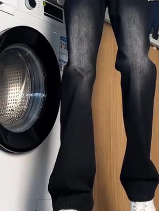 男生们看过来!这条复古黑弹力微喇牛仔裤,简直是春夏季的潮流必备!美式高街风设计,直筒版型超显腿长,还特别修身显瘦。弹力面料穿着舒适又自在,随便搭件T恤就超有范儿,潮男们别犹豫,赶紧冲!      #春夏季穿搭  #修身显瘦  #潮牌裤子