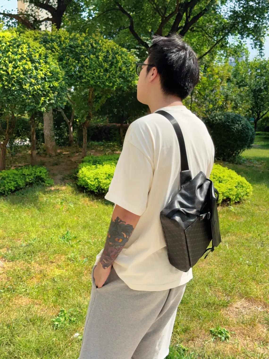通勤宝藏包丨上身实用又百搭。#稻草人男包 这款邮差包是又帅又实用啊!PVC的材质防泼水耐磨,下雨通勤的时候防淋雨,水滴一擦就干净 🛍 容量同样很大!隔层很多,主仓秋天的外套和水杯都很轻松就能装的瞎,内侧分层放证件钥匙不乱跑,翻盖磁扣开合超顺手。 📸 经典格纹+黑底色复古不沉闷,日常搭配出街好背又好搭,才百元的价位性价比超高! #男包推荐 #男生包包 #男包
