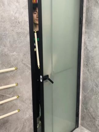 可伸缩拖鞋架 不用打孔粘胶就能上墙固定的拖鞋架,可伸缩的设计,足够收纳全家人的拖鞋,不占地方,还能当毛巾架去使用#免打孔 #可伸缩 #拖鞋架