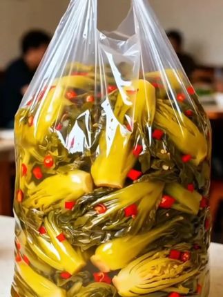 四川老坛酸菜藏着川渝烟火气!严选新鲜芥菜,经老坛慢发酵,酸香醇厚不齁口,口感脆嫩! 炖酸菜鱼,酸香激出奶白汤底,鱼片滑嫩入味;炒肉末,配米饭能多吃两碗;加进火锅或拌面条,瞬间唤醒味蕾。家常料理加一把,秒变地道川味下饭菜!#酸菜 #老坛酸菜  #四川老坛酸菜  #下饭菜   #在家做美食  @DOU+ 上热门🔥 @do+小助手