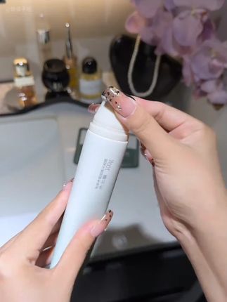 这个黑头面膜真的好方便!一拧一涂也不怕脏手了!用完的脸蛋干净又光滑!#黑头闭口粉刺 #去黑头 #清洁面膜