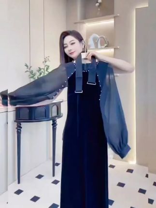 #高级穿搭 #谁穿谁好看 #美出  法式高级轻奢优雅收腰钉珠连衣裙女装2025年早秋新款时尚爆款气质女神穿搭