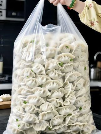 咱这手工水饺,就是家里的味道。 用的都是新鲜肉菜,剁得细细的,调馅时就放点油盐酱醋,没那些乱七八糟的添加,吃着放心。 皮是手擀的,不薄不厚,煮出来滑溜溜的,咬一口,馅儿的香味直冒。 不管是煮着吃,还是煎得金黄金黄的,都好吃。蘸点醋,再来瓣蒜,一口一个,越吃越香。 早上煮一碗当早饭,晚上下一锅当晚饭,热乎乎的,吃着舒坦。老人小孩都爱这口,就跟家里妈妈包的一个味儿。#饺子 #水饺 #手工水饺 #图文伙伴计划